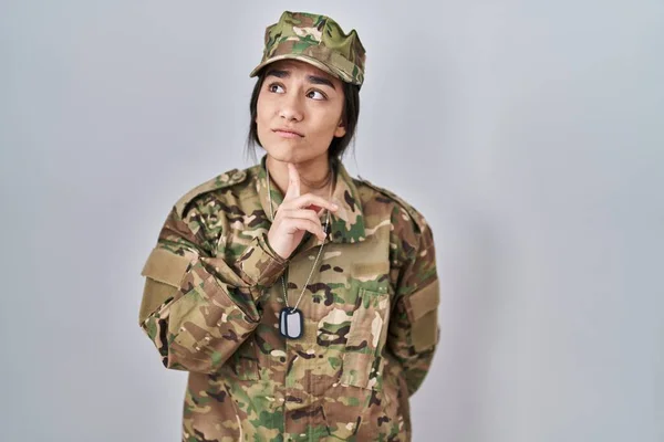 Jonge Zuid Aziatische Vrouw Dragen Camouflage Leger Uniform Denken Geconcentreerd — Stockfoto