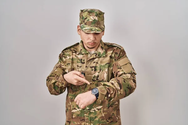 Hombre Árabe Joven Con Camuflaje Uniforme Del Ejército Comprobar Hora — Foto de Stock