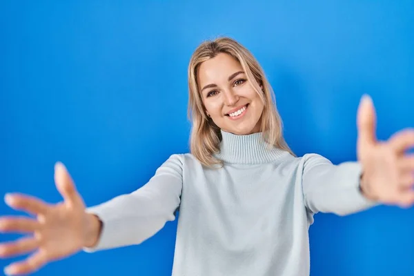 Young Caucasian Woman Standing Blue Background Looking Camera Smiling Open — Stockfoto