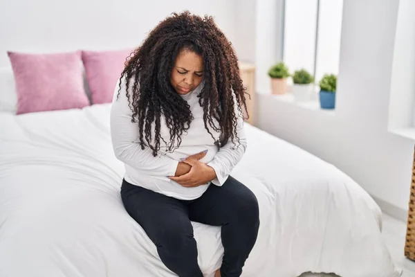 Afroamerikanerin Leidet Unter Menstruationsschmerzen Und Sitzt Schlafzimmer Auf Dem Bett — Stockfoto