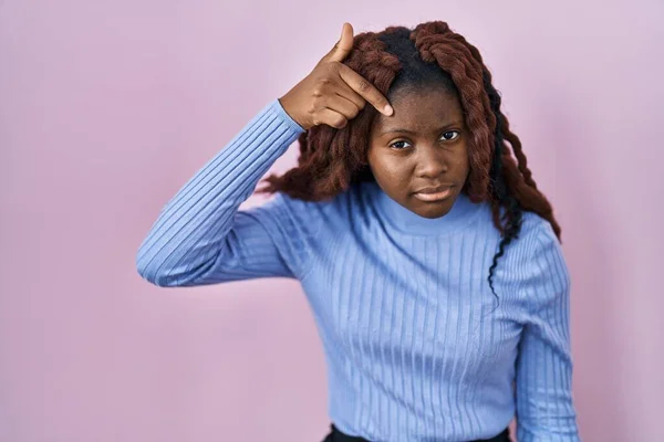 African Woman Standing Pink Background Pointing Unhappy Pimple Forehead Ugly — Stock Photo, Image