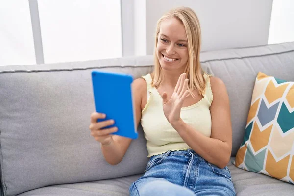 Jonge Blanke Vrouw Met Behulp Van Touchpad Zitten Bank Kijken — Stockfoto