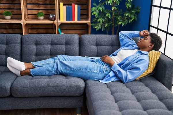 Αφρο Αμερικανίδα Χαλαρώνει Ξαπλωμένη Στον Καναπέ Στο Σπίτι — Φωτογραφία Αρχείου