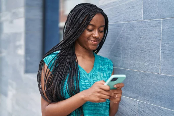 Afrikaans Amerikaanse Vrouw Glimlachen Zelfverzekerd Met Behulp Van Smartphone Straat — Stockfoto