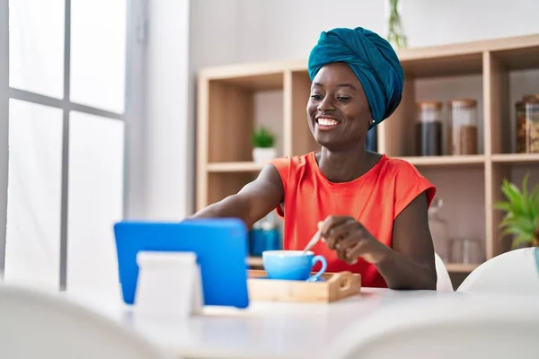 Young African American Woman Having Breakfast Watching Video Touchpad Home — Stock Photo, Image