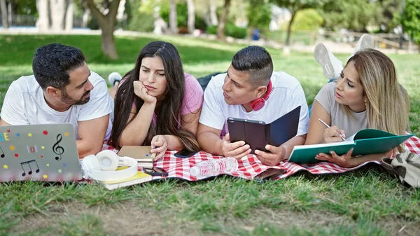 Группа Студентов Использующих Тачпад Ноутбук Учится Парке — стоковое фото