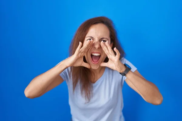 Brunette Woman Standing Blue Background Shouting Angry Out Loud Hands — Stock Photo, Image