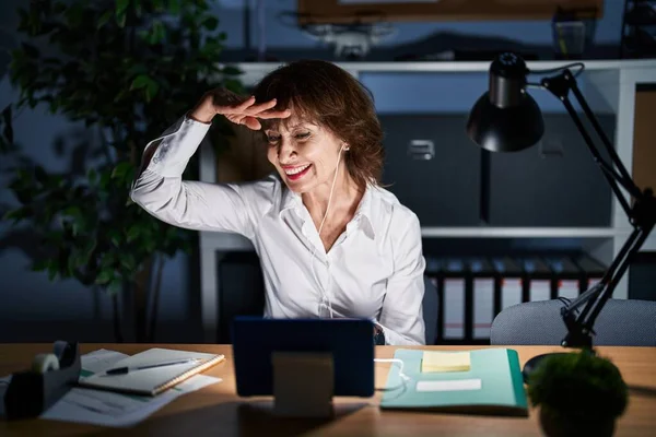Mujer Mediana Edad Que Trabaja Oficina Por Noche Muy Feliz —  Fotos de Stock