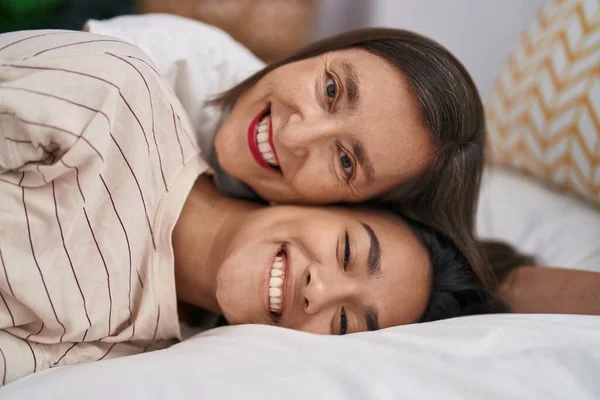 Две Женщины Мать Дочь Улыбаются Уверенно Лежа Кровати Спальне — стоковое фото