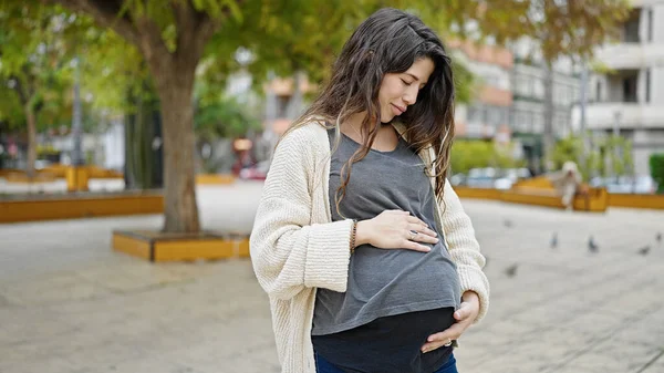 Jonge Zwangere Vrouw Staan Met Ernstige Uitdrukking Aanraken Buik Park — Stockfoto