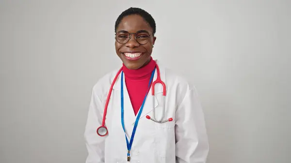 Mujer Afroamericana Doctora Sonriendo Confiada Pie Sobre Fondo Blanco Aislado —  Fotos de Stock