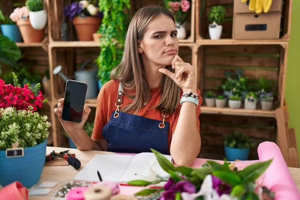 Çiçekçide Çalışan Spanyol Asıllı Genç Bir Kadın Akıllı Telefon Ekranı — Stok fotoğraf