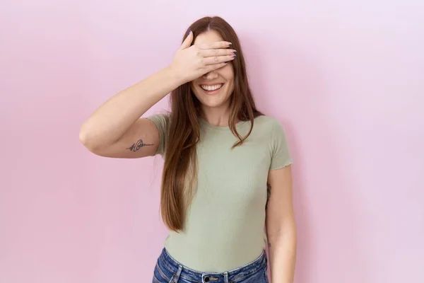 Mooie Brunette Vrouw Staat Roze Achtergrond Glimlachend Lachend Met Hand — Stockfoto