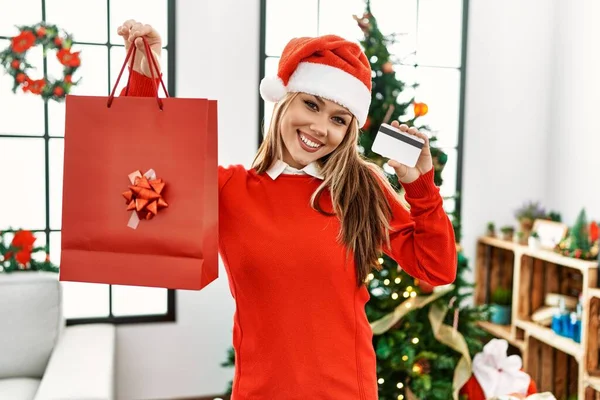 Молода Біла Жінка Тримає Кредитну Картку Різдвяний Подарунковий Пакет Вдома — стокове фото