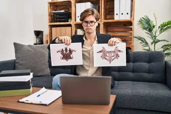 Mladý Terapeut Pracuje Rorschachovým Testem Psychologické Klinice Skeptický Nervózní Mračí — Stock fotografie
