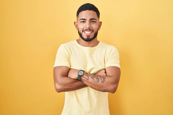 Jonge Spaanse Man Die Een Gele Achtergrond Staat Glimlachen Met — Stockfoto