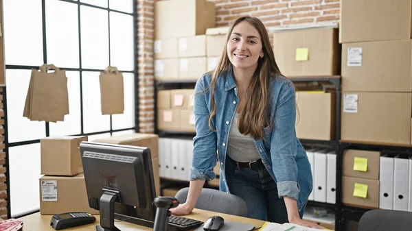 若い美しいパニック女性は オフィスに立ってコンピュータを使用してビジネスワーカーをEコマース — ストック写真