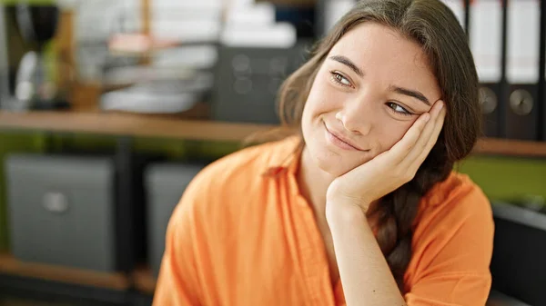 Joven Hermosa Mujer Hispana Trabajadora Negocios Sonriendo Confiada Sentada Mesa —  Fotos de Stock