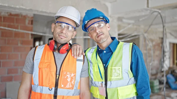 Dwóch Mężczyzn Budowniczych Stojących Razem Zrelaksowanym Wyrazem Twarzy Placu Budowy — Zdjęcie stockowe