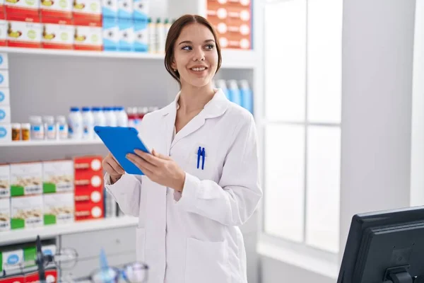 Young Woman Pharmacist Using Touchpad Working Pharmacy — Stock Photo, Image