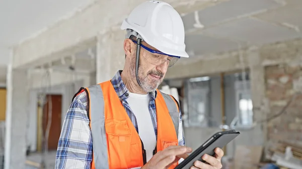 Middle Age Man Builder Using Touchpad Construction Site — Stock Photo, Image