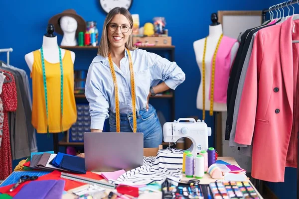 Young Beautiful Hispanic Woman Tailor Using Laptop Standing Clothing Factory — Stock Photo, Image