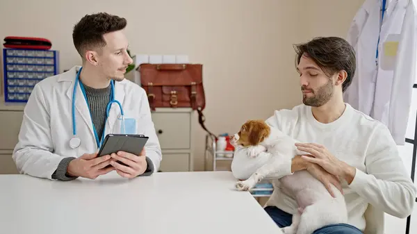 Deux Hommes Qui Consultent Vétérinaire Aide Pavé Tactile Clinique Vétérinaire — Photo