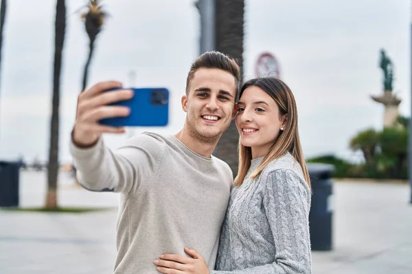 Homme Femme Couple Étreignant Autre Faire Selfie Par Smartphone Rue — Photo