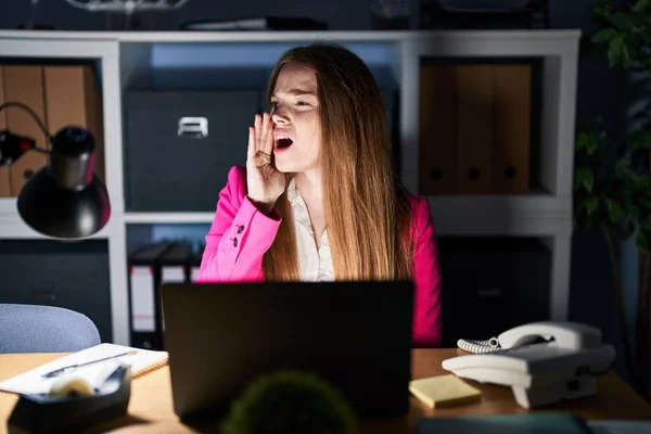 Young Caucasian Woman Working Office Night Shouting Screaming Loud Side — Stock Photo, Image