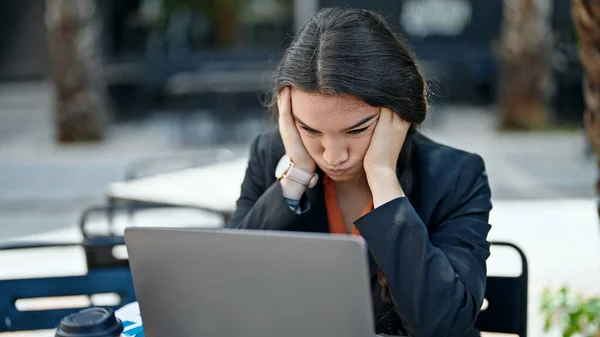 Ung Vacker Latinamerikansk Kvinna Företagare Stressade Med Hjälp Laptop Kafé — Stockfoto