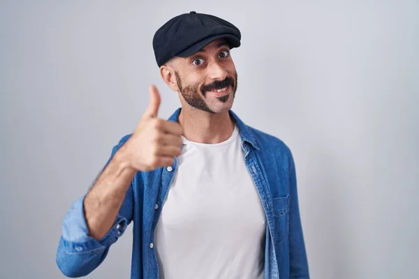 Homem Hispânico Com Barba Sobre Fundo Isolado Fazendo Polegares Felizes — Fotografia de Stock