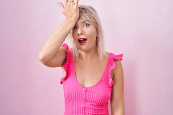 Young Caucasian Woman Standing Pink Background Surprised Hand Head Mistake — Stock Photo, Image
