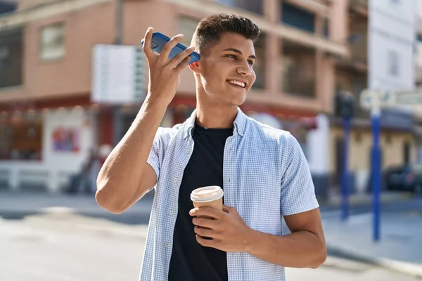 Latin Kökenli Genç Adam Sokakta Kahve Içerek Sesli Mesaj Dinliyordu — Stok fotoğraf