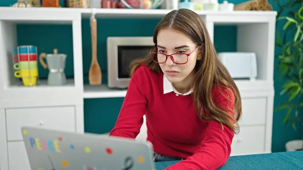 Giovane Donna Ispanica Indossa Occhiali Utilizzando Computer Portatile Nella Sala — Foto Stock
