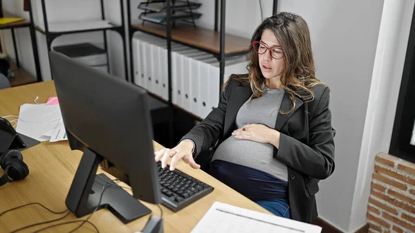 Young Pregnant Woman Business Worker Using Computer Touching Belly Office — Stock Photo, Image