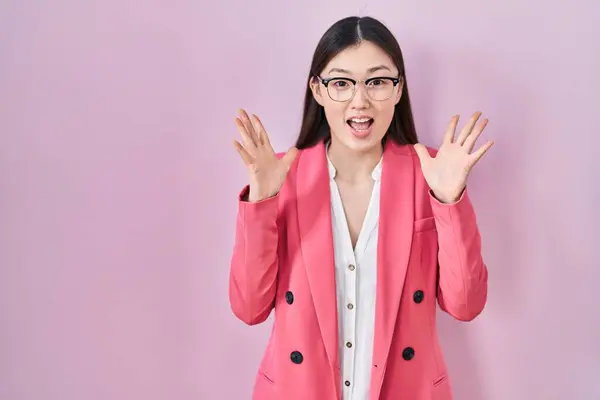 Mujer Joven Negocios China Con Gafas Celebrando Loco Sorprendido Por — Foto de Stock