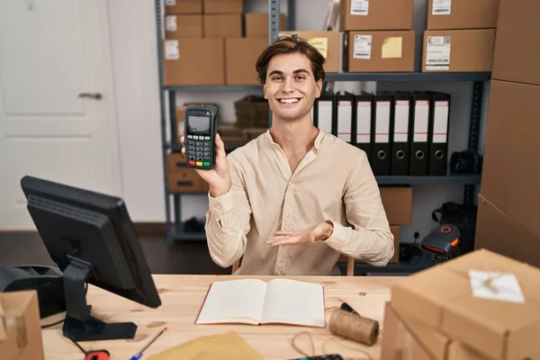 Ung Man Som Arbetar Små Företag Handel Innehav Datafon Ser — Stockfoto