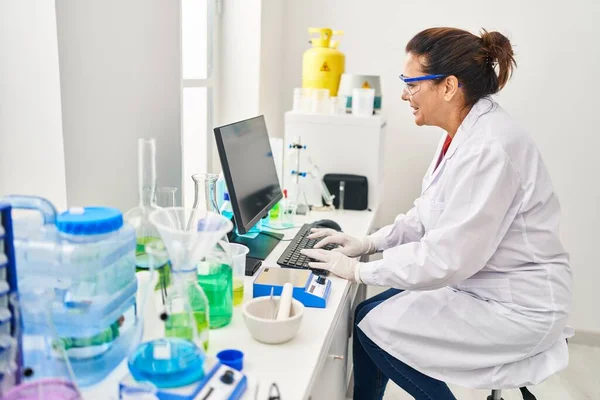 Middle Age Hispanic Woman Wearing Scientist Uniform Using Computer Laboratory — Stockfoto