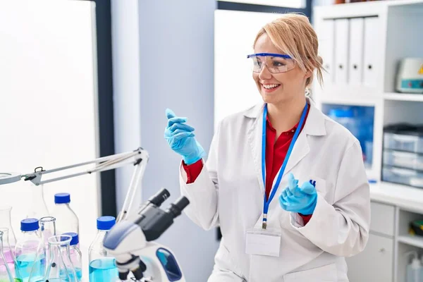 Joven Rubia Científica Sonriendo Confiada Hablando Laboratorio — Foto de Stock