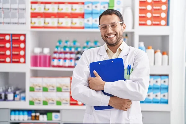 Gyógyszertárban Írótáblát Tartó Fiatal Gyógyszerész — Stock Fotó