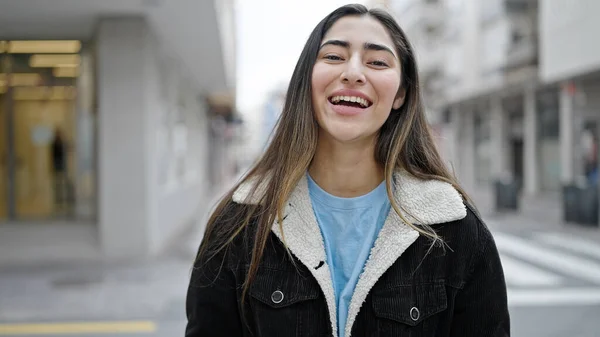Jong Mooi Latino Vrouw Glimlachen Zelfverzekerd Staan Straat — Stockfoto