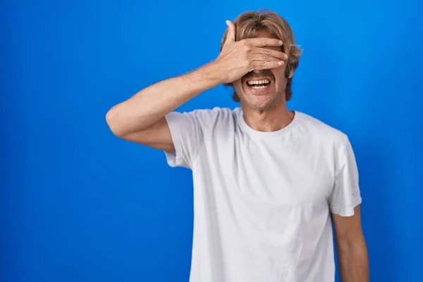 Hombre Mediana Edad Pie Sobre Fondo Azul Sonriendo Riendo Con —  Fotos de Stock