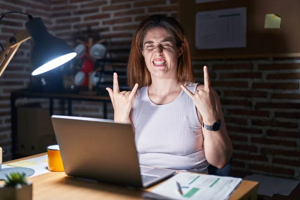 Brunette Woman Working Office Night Shouting Crazy Expression Doing Rock — Stock Photo, Image