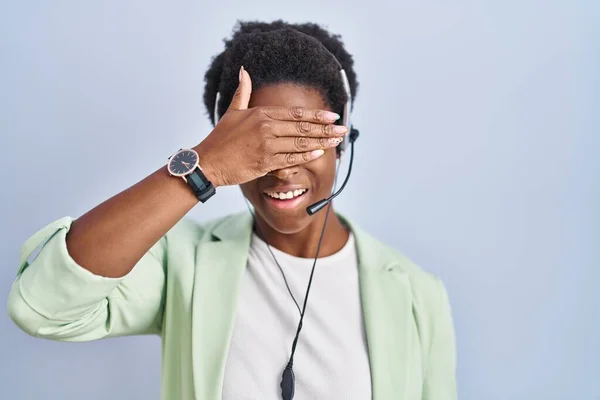 Mujer Afroamericana Con Auriculares Agente Call Center Sonriendo Riendo Con —  Fotos de Stock