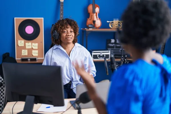 Αφρο Αμερικανίδες Μουσικοί Χαμογελούν Αυτοπεποίθηση Μιλώντας Στο Στούντιο Μουσικής — Φωτογραφία Αρχείου