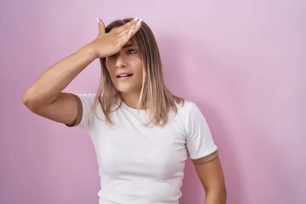 Blonde Caucasian Woman Standing Pink Background Surprised Hand Head Mistake — Stock Photo, Image