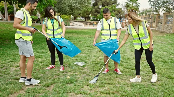 Group People Volunteers Collecting Trash Park — Stock Photo, Image
