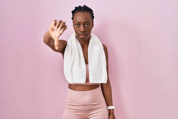 Mooie Zwarte Vrouw Dragen Sportkleding Handdoek Roze Achtergrond Zoek Ongelukkig — Stockfoto