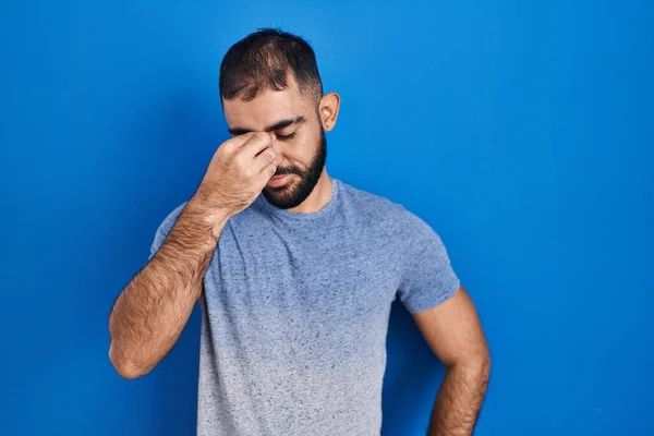 Nahost Mann Mit Bart Der Vor Blauem Hintergrund Steht Reibt — Stockfoto