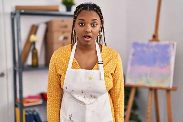African American Woman Braids Art Studio Scared Amazed Open Mouth — Stock Photo, Image